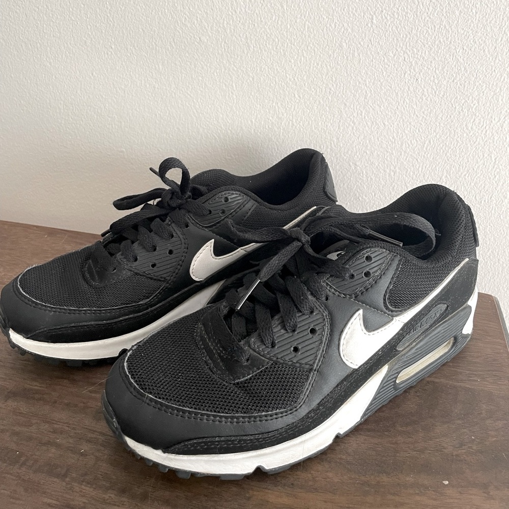 NIKE AIR MAX B/W W8.5